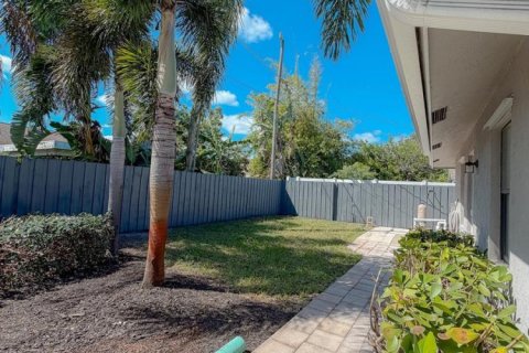 House in Lantana, Florida 3 bedrooms, 168.15 sq.m. № 2405822 - photo 5