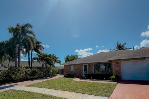 House in Lantana, Florida 3 bedrooms, 168.15 sq.m. № 2405822 - photo 3