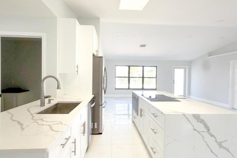 House in Lantana, Florida 3 bedrooms, 168.15 sq.m. № 2405822 - photo 9