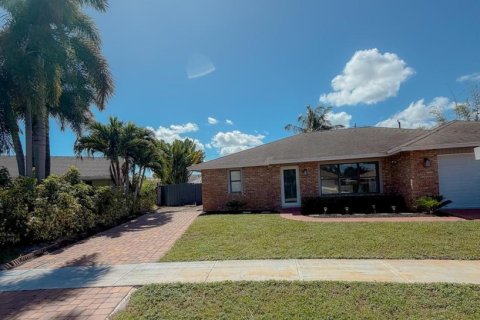 House in Lantana, Florida 3 bedrooms, 168.15 sq.m. № 2405822 - photo 2