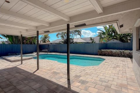 House in Lantana, Florida 3 bedrooms, 168.15 sq.m. № 2405822 - photo 8