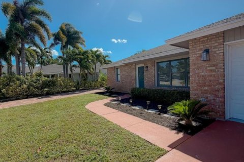 House in Lantana, Florida 3 bedrooms, 168.15 sq.m. № 2405822 - photo 4
