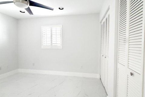 House in Lantana, Florida 3 bedrooms, 168.15 sq.m. № 2405822 - photo 15