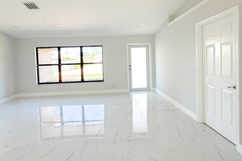 House in Lantana, Florida 3 bedrooms, 168.15 sq.m. № 2405822 - photo 19