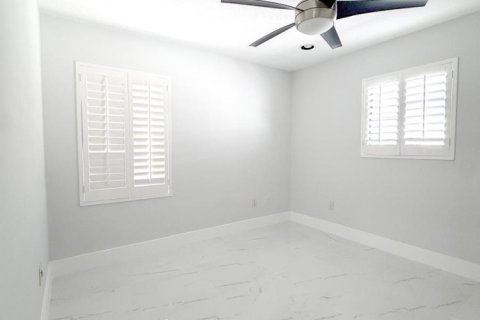 House in Lantana, Florida 3 bedrooms, 168.15 sq.m. № 2405822 - photo 16