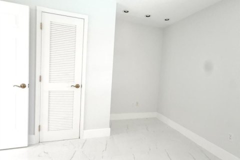 House in Lantana, Florida 3 bedrooms, 168.15 sq.m. № 2405822 - photo 11