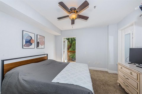 Townhouse in Saint Petersburg, Florida 3 bedrooms, 156.08 sq.m. № 1637253 - photo 6