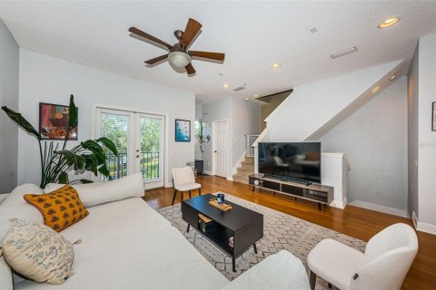 Townhouse in Saint Petersburg, Florida 3 bedrooms, 156.08 sq.m. № 1637253 - photo 10