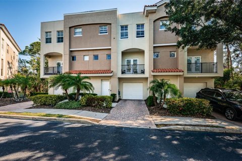 Townhouse in Saint Petersburg, Florida 3 bedrooms, 156.08 sq.m. № 1637253 - photo 1