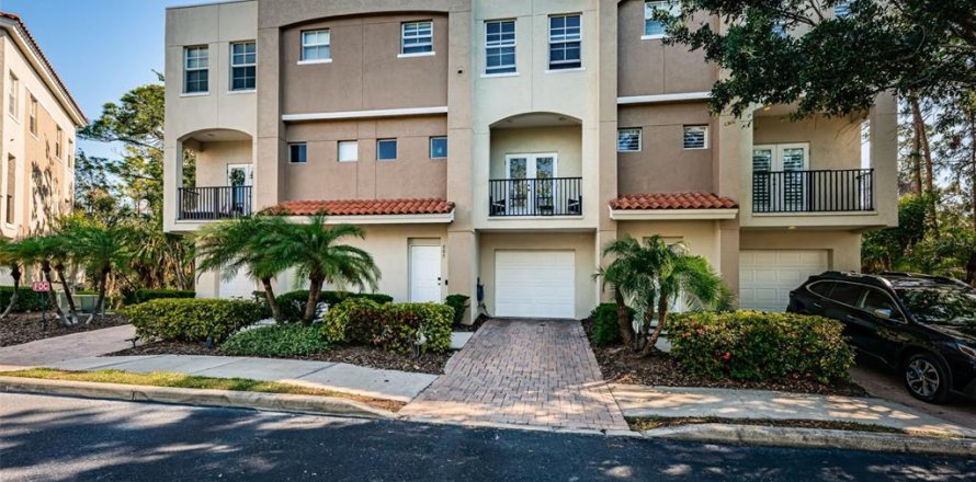 Townhouse in Saint Petersburg, Florida 3 bedrooms, 156.08 sq.m. № 1637253