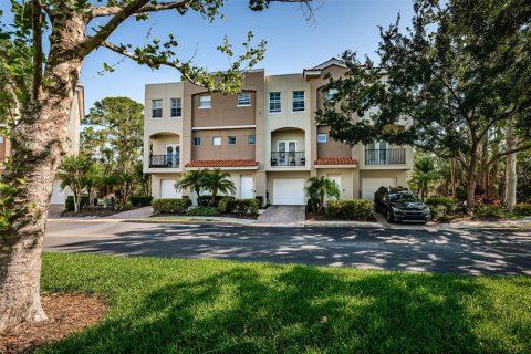 Townhouse in Saint Petersburg, Florida 3 bedrooms, 156.08 sq.m. № 1637253 - photo 3