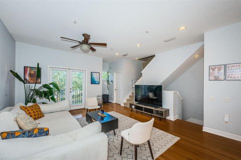 Townhouse in Saint Petersburg, Florida 3 bedrooms, 156.08 sq.m. № 1637253 - photo 13