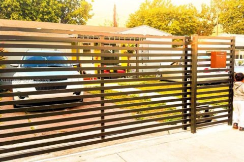 Casa en venta en Miami, Florida, 3 dormitorios, 124.95 m2 № 2038711 - foto 2