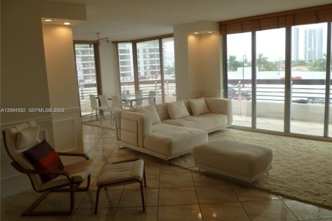 Condominio en venta en Aventura, Florida, 2 dormitorios, 125.7 m2 № 2065834 - foto 3