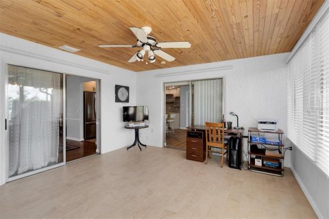 House in Port Richey, Florida 2 bedrooms, 169.08 sq.m. № 1907659 - photo 27