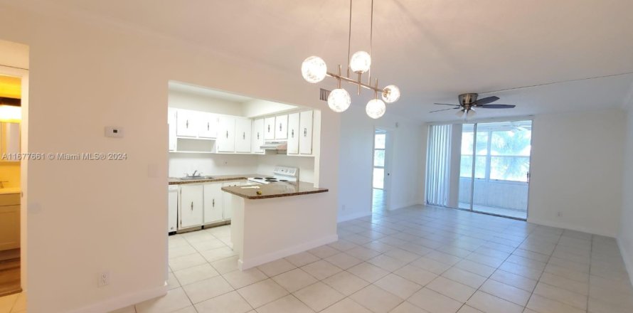 Кондоминиум с 1 спальней в Лодерхилл, Флорида № 1985564