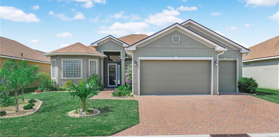 House in Winter Haven, Florida 3 bedrooms, 214.79 sq.m. № 2395892