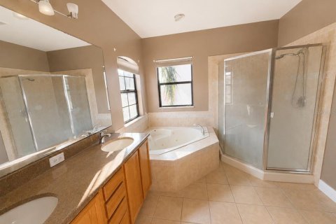 Casa en venta en Kissimmee, Florida, 5 dormitorios, 291.71 m2 № 2201101 - foto 7