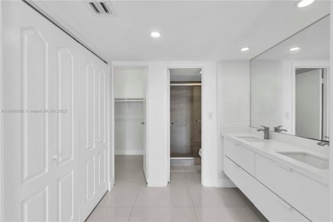 Copropriété à vendre à Sunny Isles Beach, Floride: 2 chambres, 126.07 m2 № 1836066 - photo 13