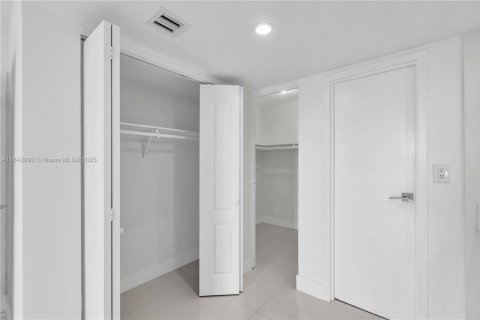 Copropriété à vendre à Sunny Isles Beach, Floride: 2 chambres, 126.07 m2 № 1836066 - photo 12