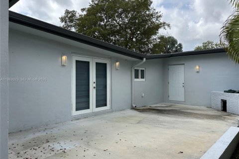 Villa ou maison à louer à Miami, Floride: 4 chambres, 174.28 m2 № 2023968 - photo 10