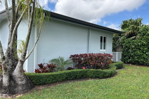 Villa ou maison à louer à Miami, Floride: 4 chambres, 174.28 m2 № 2023968 - photo 5
