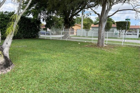 Villa ou maison à louer à Miami, Floride: 4 chambres, 174.28 m2 № 2023968 - photo 4