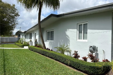 Villa ou maison à louer à Miami, Floride: 4 chambres, 174.28 m2 № 2023968 - photo 22