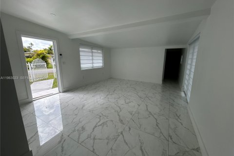 Villa ou maison à louer à Miami, Floride: 4 chambres, 174.28 m2 № 2023968 - photo 12