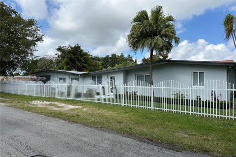 Villa ou maison à louer à Miami, Floride: 4 chambres, 174.28 m2 № 2023968 - photo 6