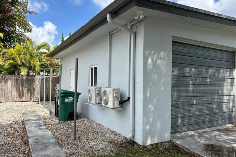 Villa ou maison à louer à Miami, Floride: 4 chambres, 174.28 m2 № 2023968 - photo 3
