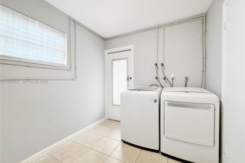 House in Fort Lauderdale, Florida 4 bedrooms, 148.46 sq.m. № 2002882 - photo 11