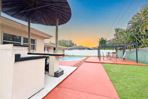 House in Fort Lauderdale, Florida 4 bedrooms, 148.46 sq.m. № 2002882 - photo 14