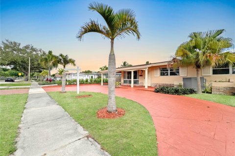 House in Fort Lauderdale, Florida 4 bedrooms, 148.46 sq.m. № 2002882 - photo 18