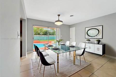 House in Fort Lauderdale, Florida 4 bedrooms, 148.46 sq.m. № 2002882 - photo 2