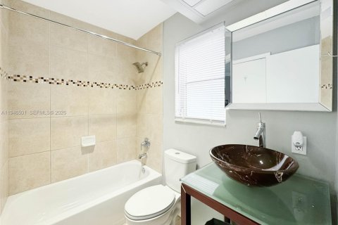 House in Fort Lauderdale, Florida 4 bedrooms, 148.46 sq.m. № 2002882 - photo 9