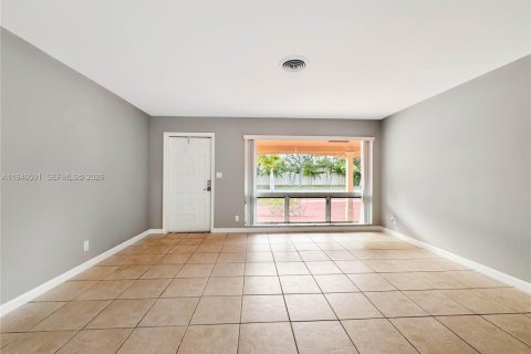 House in Fort Lauderdale, Florida 4 bedrooms, 148.46 sq.m. № 2002882 - photo 22