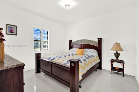 Casa en venta en Miami, Florida, 5 dormitorios, 264.31 m2 № 2029946 - foto 30