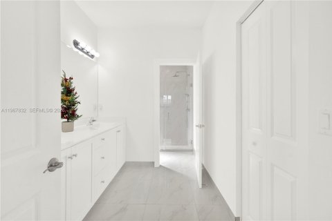 Casa en venta en Miami, Florida, 5 dormitorios, 264.31 m2 № 2029946 - foto 25