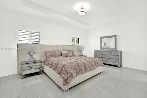 Casa en venta en Miami, Florida, 5 dormitorios, 264.31 m2 № 2029946 - foto 23