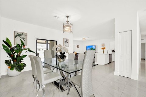 Casa en venta en Miami, Florida, 5 dormitorios, 264.31 m2 № 2029946 - foto 8