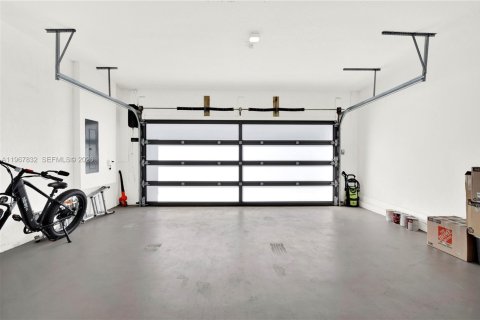 Casa en venta en Miami, Florida, 5 dormitorios, 264.31 m2 № 2029946 - foto 29