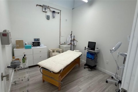 Commercial property in Sweetwater, Florida № 2069583 - photo 13