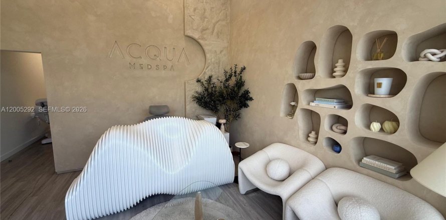 Commercial property in Sweetwater, Florida № 2069583