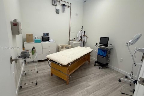 Commercial property in Sweetwater, Florida № 2069583 - photo 11