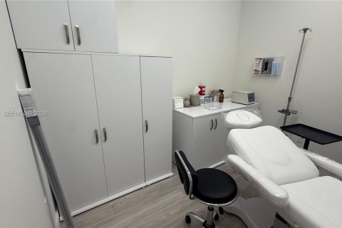 Commercial property in Sweetwater, Florida № 2069583 - photo 15