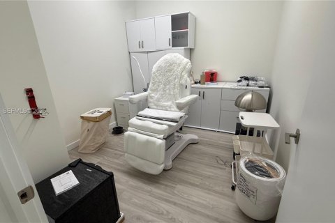 Commercial property in Sweetwater, Florida № 2069583 - photo 12