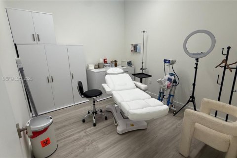 Commercial property in Sweetwater, Florida № 2069583 - photo 14