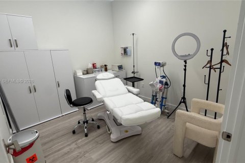 Commercial property in Sweetwater, Florida № 2069583 - photo 10