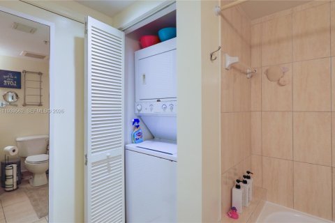 Condominio en alquiler en Miami, Florida, 1 dormitorio, 73.49 m2 № 2152666 - foto 14